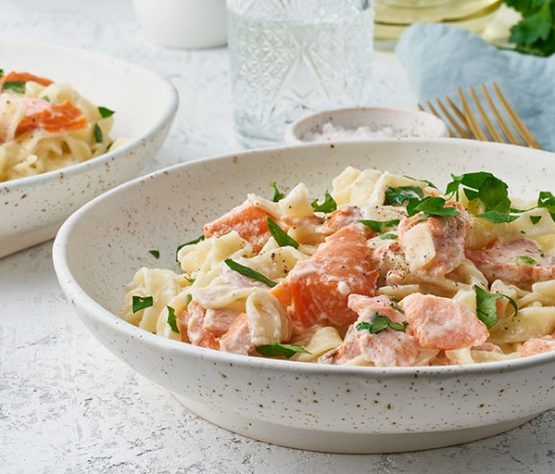 Tallarines con salmón en salsa blanca